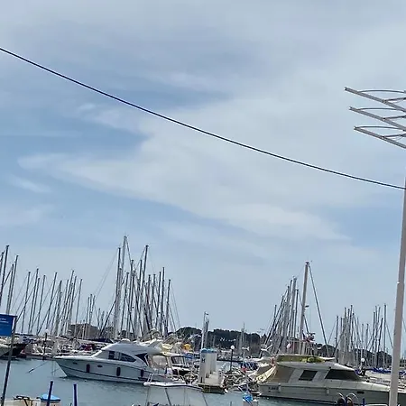A Pied Du Port De Et De Sa * バンドール
