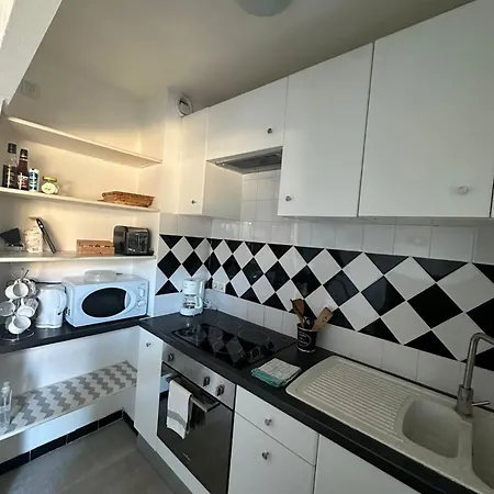 A Pied Du Port De Et De Sa *